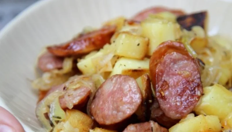 Poêlée de pommes de terre et saucisses fumées