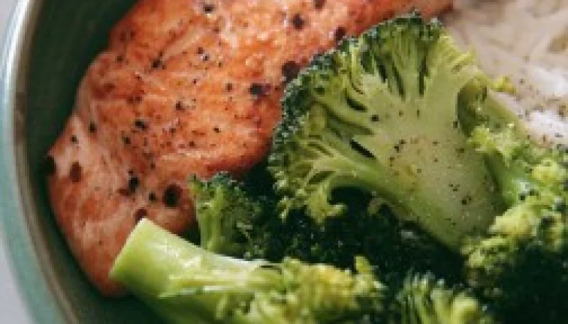 Poisson grillé avec du riz et des légumes vapeur