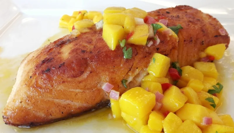 Poisson grillé avec salsa de mangue