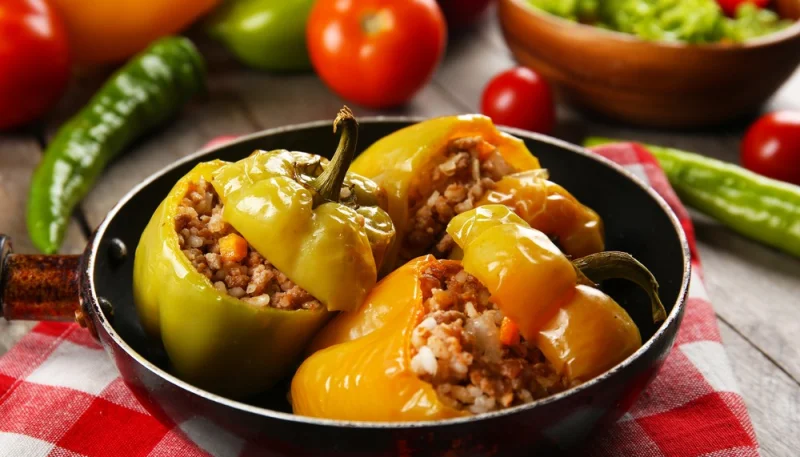 Poivrons farcis au riz et à la viande hachée