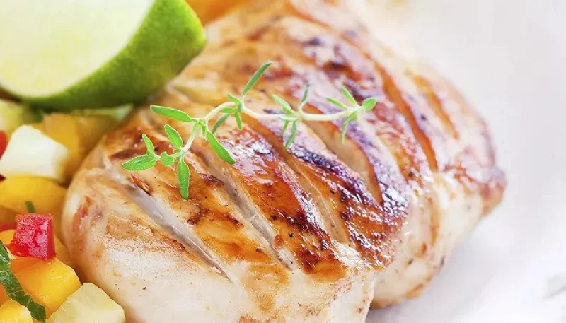 Poulet grillé avec salsa de mangue