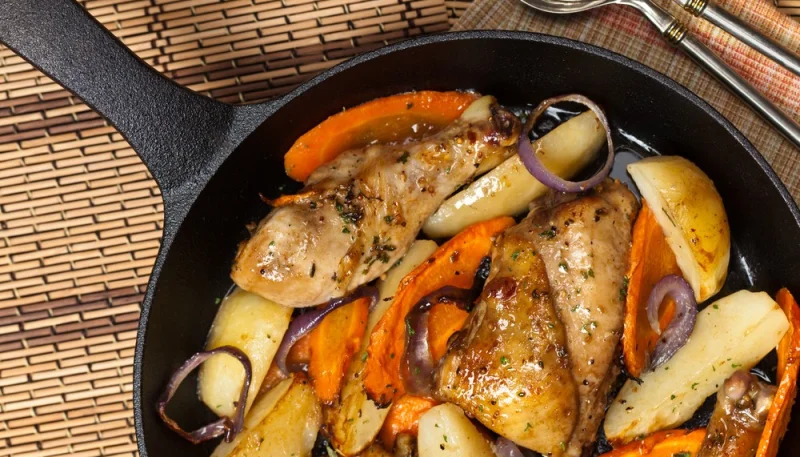 Poulet sauté aux herbes avec des légumes sautés