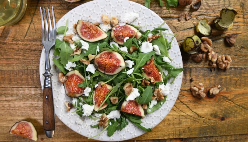 Salade au chèvre, figue et noix au miel