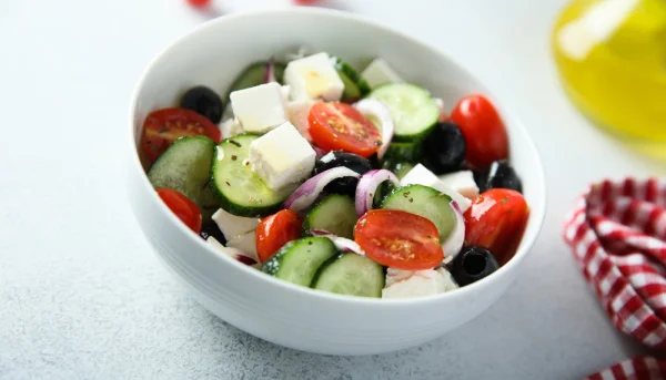 Salade de concombre, feta et olives