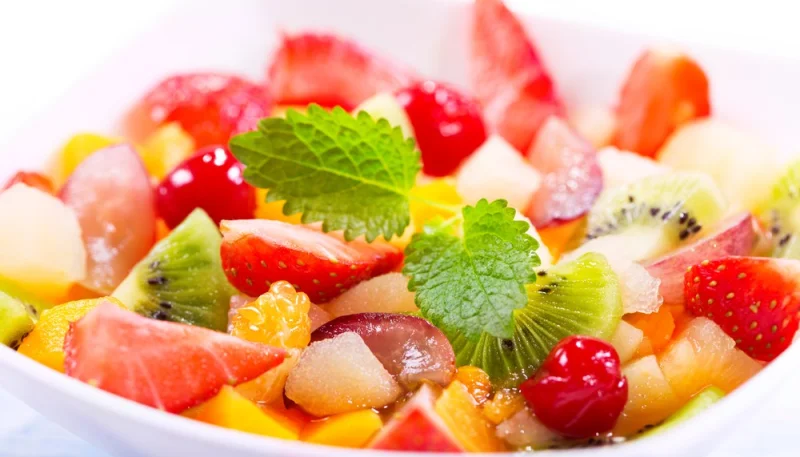 Salade de fruits frais avec une touche de miel et de menthe