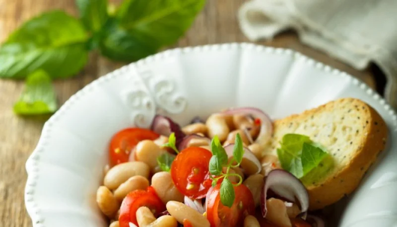 Salade de haricots blancs au thon et aux herbes