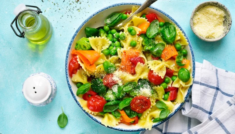 Salade de pâtes avec des légumes de saison