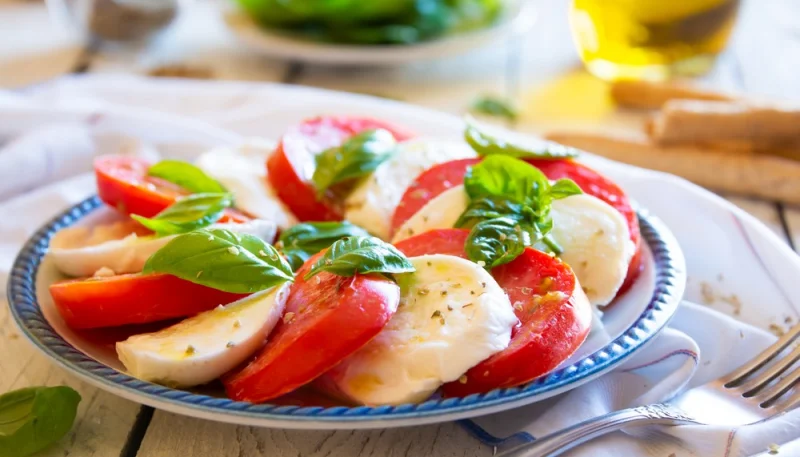 Salade de tomates et de mozzarella avec basilic frais