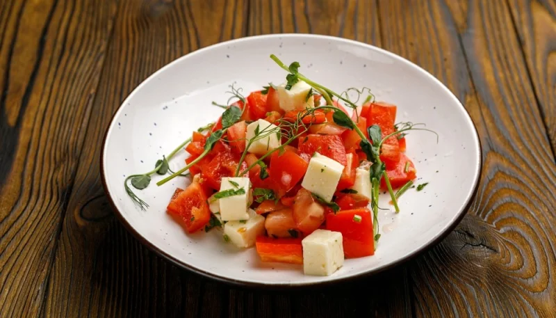 Salade de tomates et mozzarella avec du basilic frais