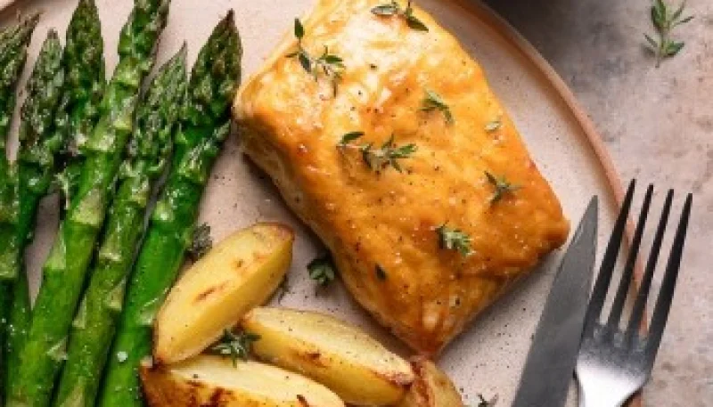 Saumon à la moutarde, pommes de terre rôtis et asperges