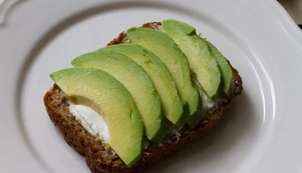 Tartines à l'avocat et au fromage frais