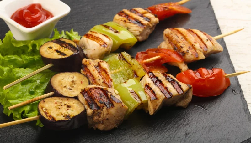 Brochettes de poulet mariné avec des légumes grillés