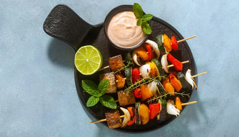 Brochettes de tofu et légumes