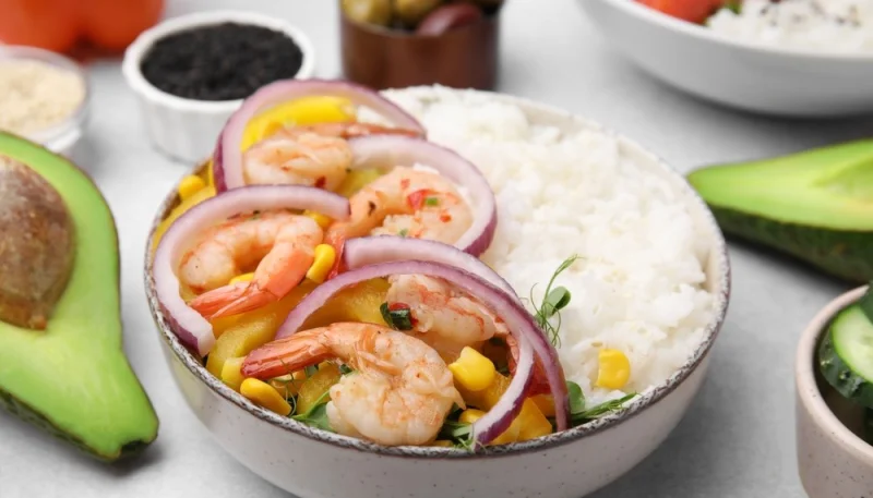 Salade de riz aux crevettes et avocat