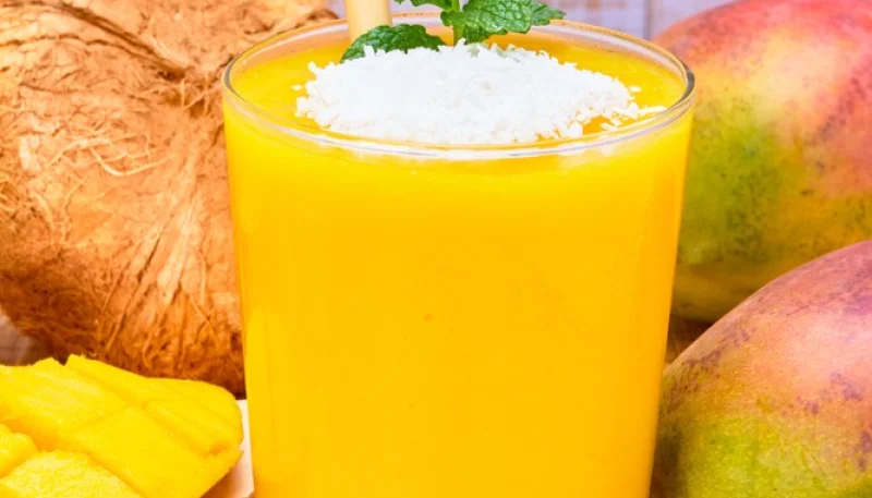 Smoothie tropical à la mangue et à la noix de coco