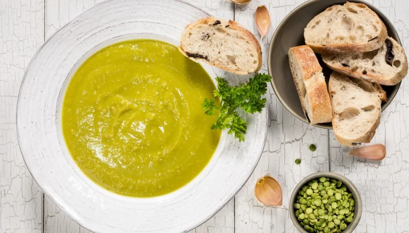 Soupe aux pois cassés avec des lardons croustillants