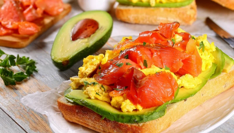 Tartines d'avocat et saumon fumé