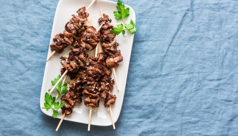 Brochettes de bœuf marinées au sésame