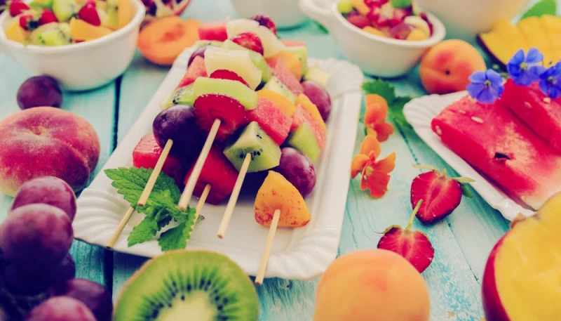 Brochettes de fruits frais