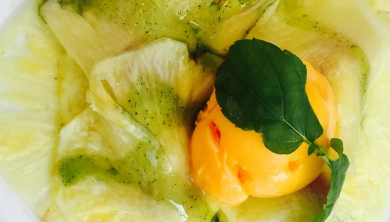 Carpaccio d'ananas au basilic