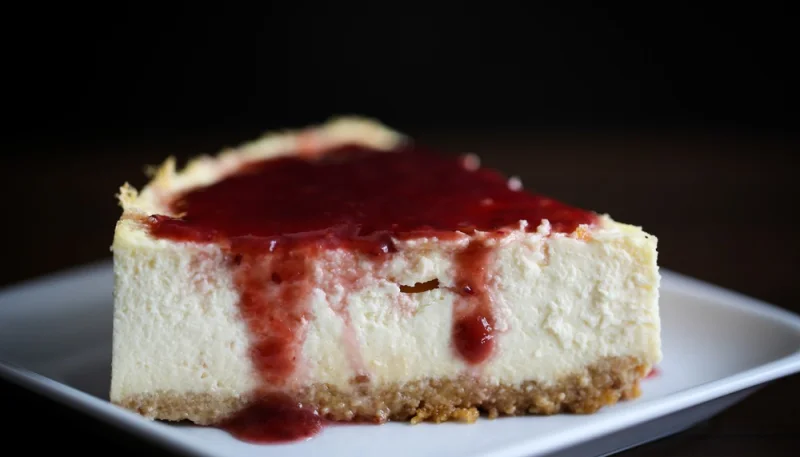 Cheesecake citronné au coulis de framboises