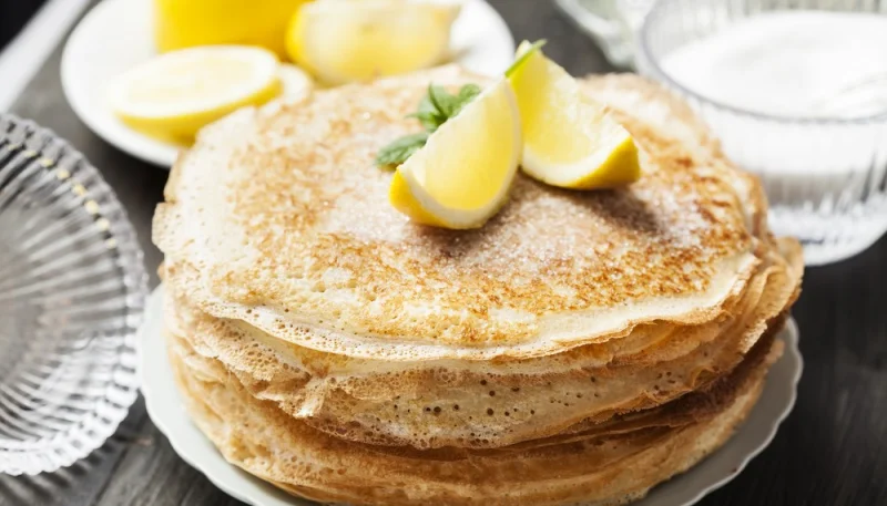 Crêpes sucrées au citron et sucre glace