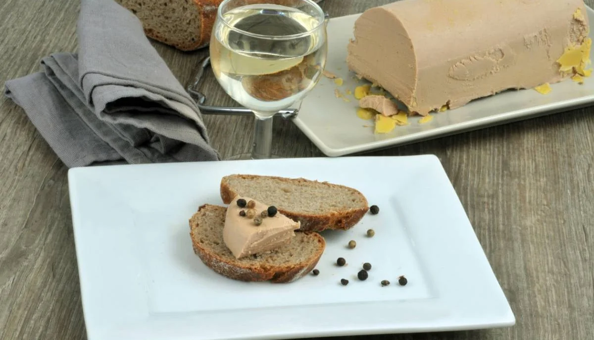 Les meilleurs accords mets-vins pour sublimer un bloc de foie gras