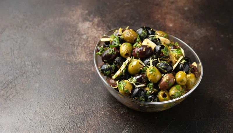 Olives marinées aux herbes