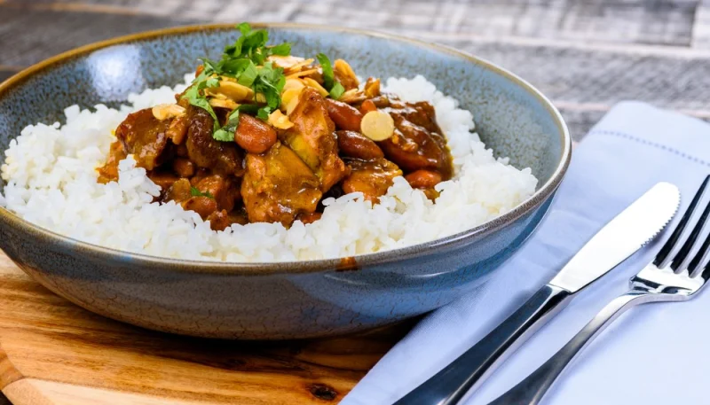 Poulet épicé au miel et aux amandes