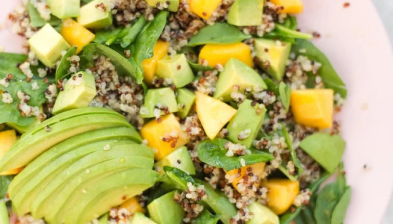 Salade de quinoa, mangue et avocat