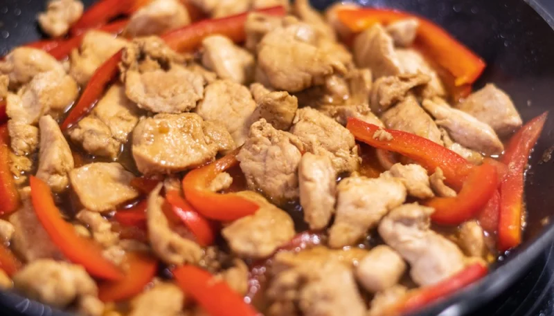 Sauté de dinde aux poivrons rouges