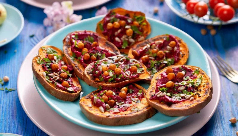 Tartines de patate douce au houmous de betterave