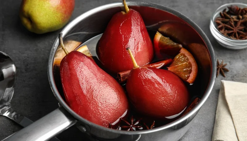 Poires pochées au vin rouge et épices