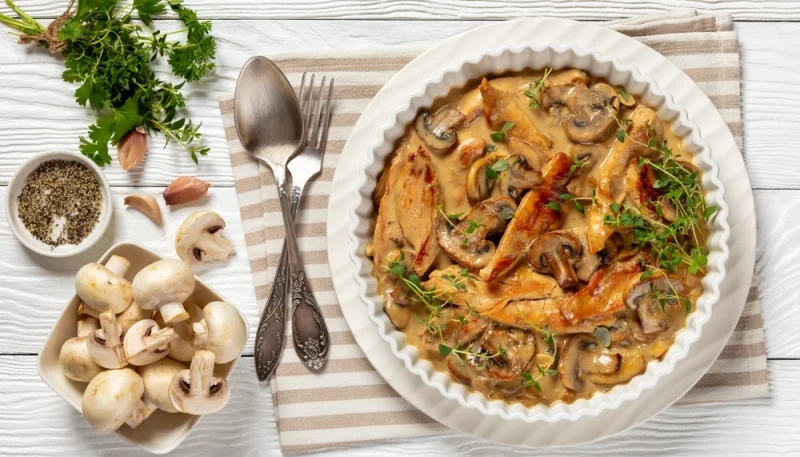 Émincé de poulet aux champignons et crème