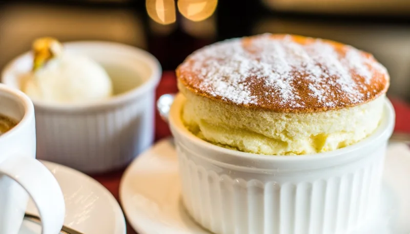 Soufflé à la vanille et sauce chocolat