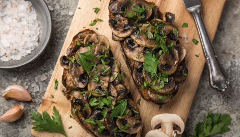 Tartines de champignons poêlés à l’ail