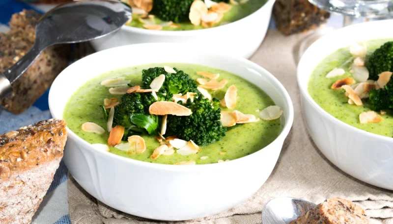 Velouté de brocolis et amandes grillées