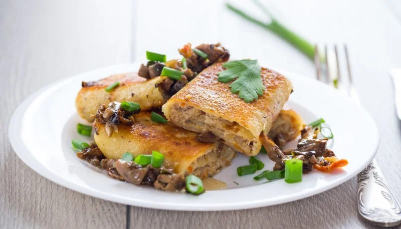 Crêpes fines fourrées aux champignons