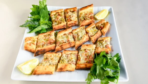 Pide turque au fromage et aux légumes