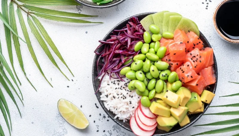 Poke bowl au saumon et légumes frais