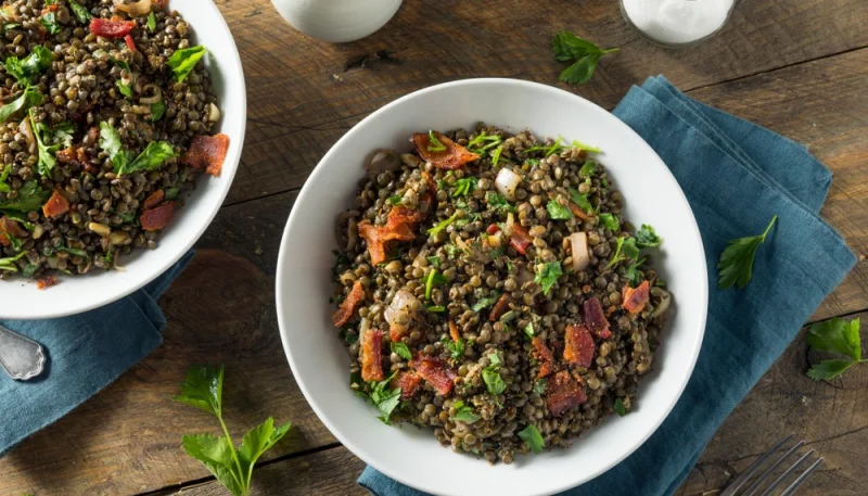 Salade tiède de lentilles aux lardons