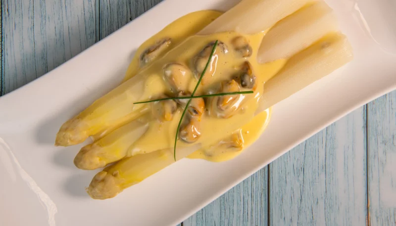 Asperges blanches sauce mousseline