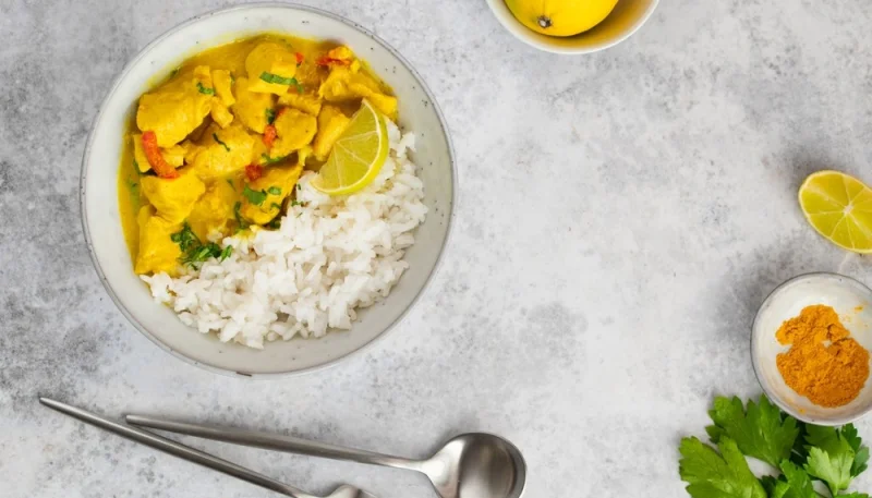 Bol au curry de poulet avec du riz