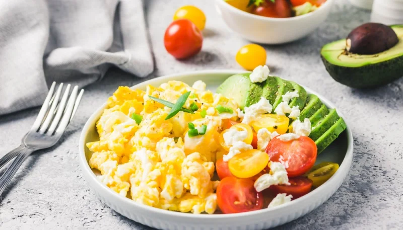Bol protéiné aux œufs brouillés