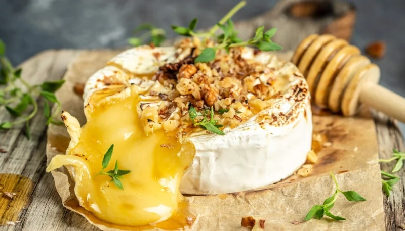 Camembert rôti au miel et noix