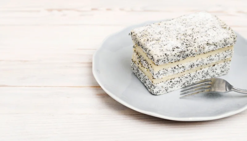 Gâteau moelleux au pavot et crème vanille