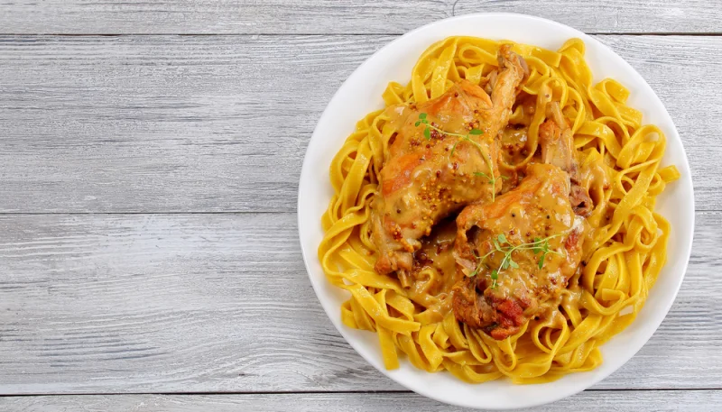 Lapin à la moutarde et sauce crémeuse au vin blanc