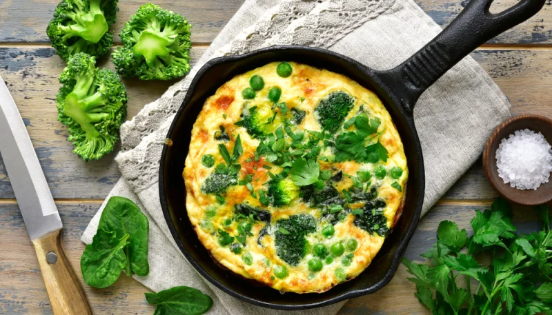 Omelette aux légumes verts et herbes fraîches