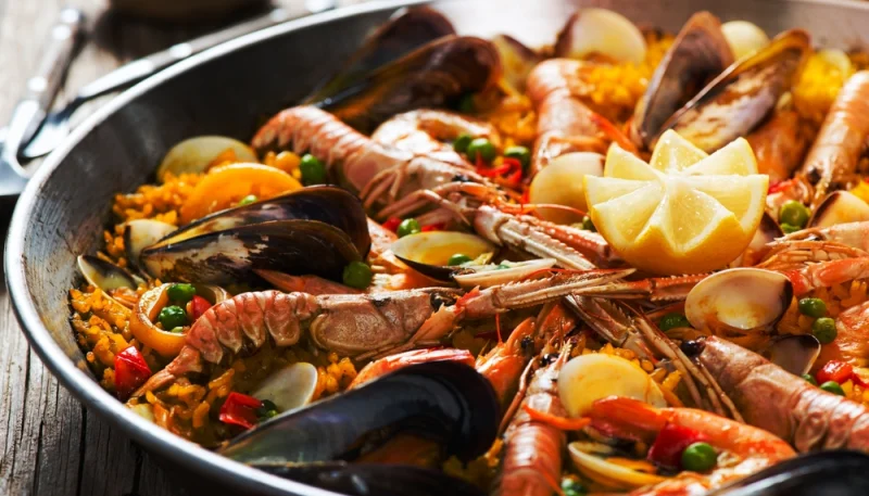 Paella espagnole aux crevettes et moules