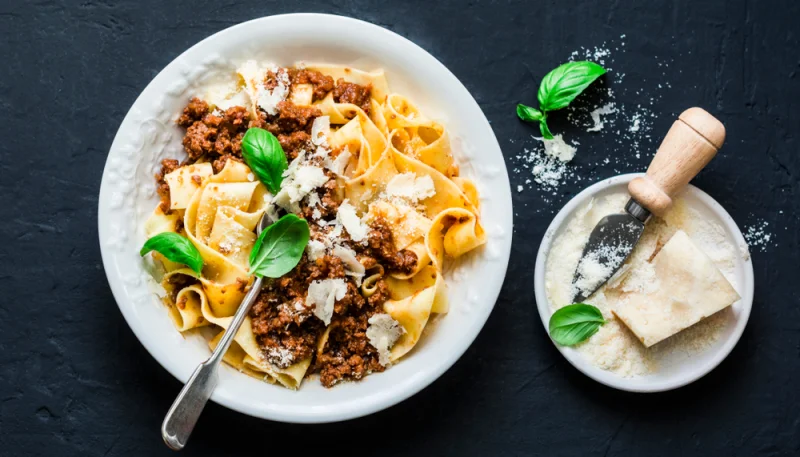 Pappardelle maison avec sauce bolognaise au bœuf